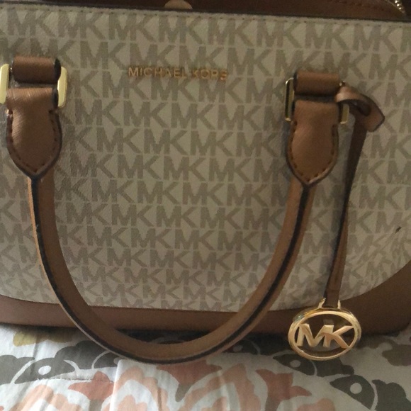 Michael Kors Handbags - Michael Kors Savannah Lg Satchel